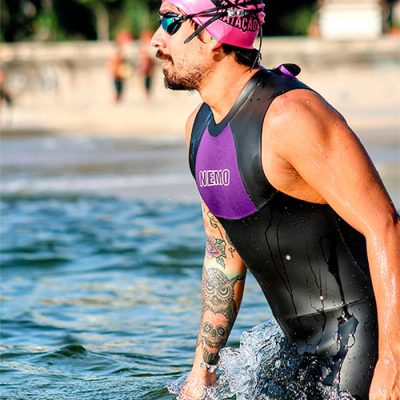 homem dentro do mar, de óculos e touca