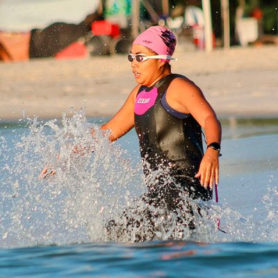 mulher correndo no mar