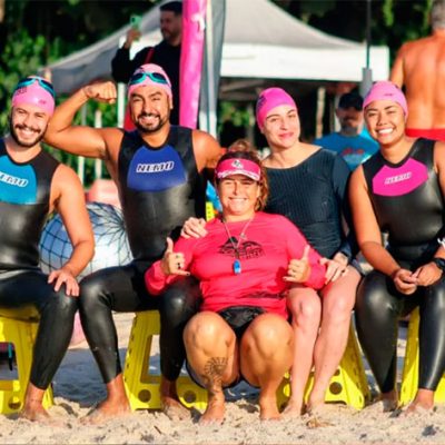 grupo de pessoas sentados com as roupas da nemo