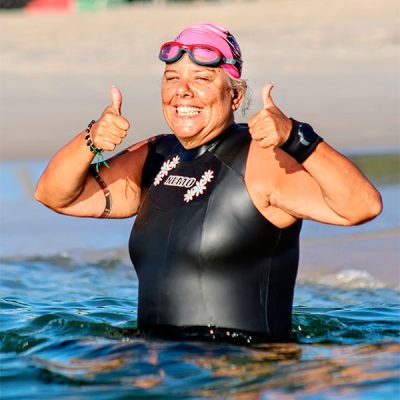 senhora dentro da água do mar, acenando